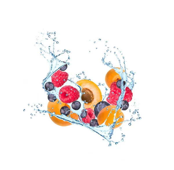 Salpicos Água Com Frutas Damasco Isolado Sobre Fundo Branco — Fotografia de Stock