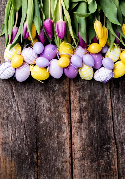 Paskalya Yumurtaları Çiçek Ahşap Masa Üzerinde Bahar Kavram Tahta Üzerinde — Stok fotoğraf