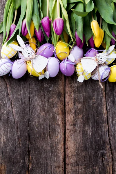 Ostereier Und Blumen Auf Dem Holztisch Federkonzept Auf Planke — Stockfoto
