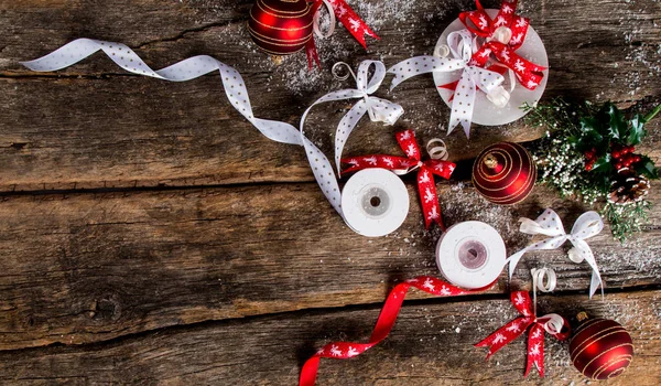 Weihnachtskomposition Weihnachtsdekoration Ribbbot Tannenzapfen Kiefer Auf Holztisch Flache Lage Kopierraum — Stockfoto