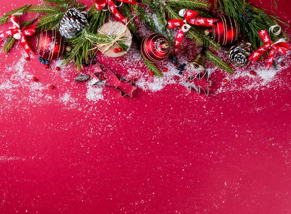 Weihnachtskomposition Weihnachtsdekoration Ribbbot Tannenzapfen Kiefer Auf Rotem Tisch Flache Lage — Stockfoto