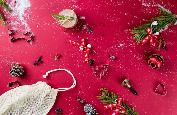 Weihnachtskomposition Weihnachtsdekoration Ribbbot Tannenzapfen Kiefer Auf Rotem Tisch Flache Lage — Stockfoto