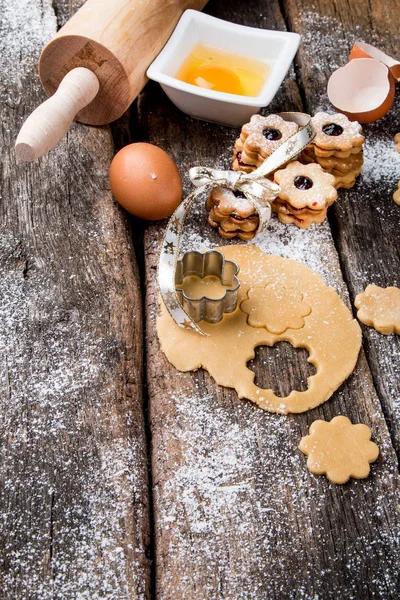 Weihnachtsplätzchen Süßigkeiten Auf Dem Holztisch Urlaubsbraten Hintergrund Der Feierlichkeiten — Stockfoto