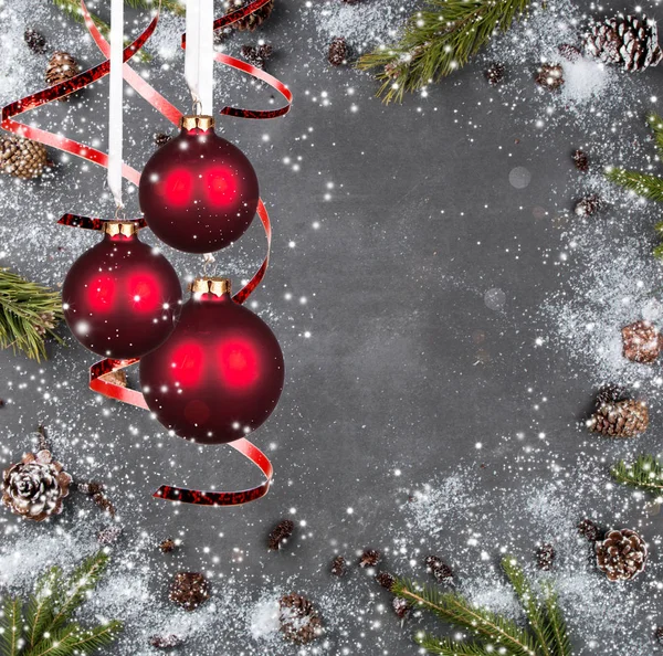 Χριστουγεννιάτικη Σύνθεση Χριστουγεννιάτικη Διακόσμηση Ribbot Κουκουνάρι Πεύκο Ξύλινο Τραπέζι Επίπεδη — Φωτογραφία Αρχείου