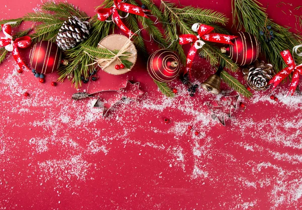 Weihnachtskomposition Weihnachtsdekoration Ribbbot Tannenzapfen Kiefer Auf Rotem Tisch Flache Lage — Stockfoto