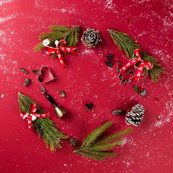 Weihnachtskomposition Weihnachtsdekoration Ribbbot Tannenzapfen Kiefer Auf Rotem Tisch Flache Lage — Stockfoto