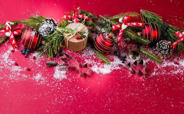 Kerst Samenstelling Kerst Decoratie Ribbot Pine Cone Pine Rode Tafel Rechtenvrije Stockfoto's