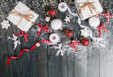 Noel kompozisyon, Noel dekorasyon, ribbot, çam kozalağı, ahşap masa üzerinde çam, Düz yatıyordu, kopya alanı, metin için boş alan