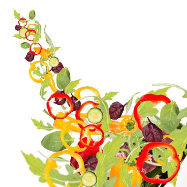 Salata kasesine düşen salata. Beyaz masada yalıtılmış sebzeleri karıştır. 