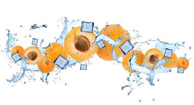 Meyve ile su sıçraması, kayısı beyaz arka plan üzerinde izole. 