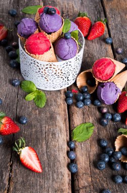 Ahşap masada tatlı koni içinde dondurma kepçe 