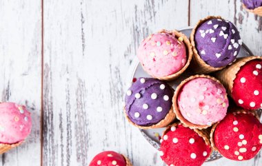 Ahşap masada tatlı koni içinde dondurma kepçe 