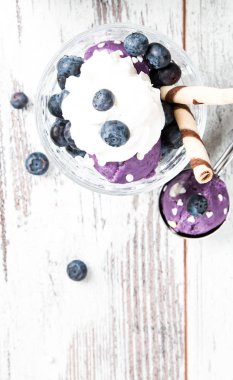 Ahşap masada tatlı koni içinde dondurma kepçe 