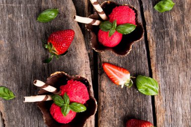 Ahşap masada tatlı koni içinde dondurma kepçe 