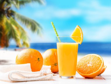 ahşap masa üzerinde taze meyve suyu 