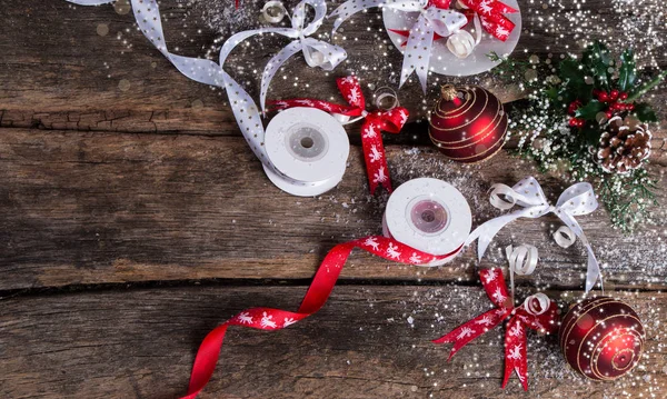 Weihnachtskomposition Weihnachtsdekoration Ribbbot Tannenzapfen Kiefer Auf Holztisch Flache Lage Kopierraum — Stockfoto