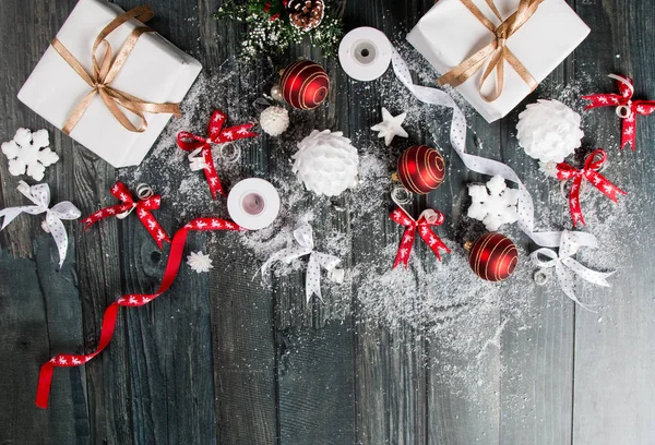 Noel Kompozisyon Noel Dekorasyon Ribbot Çam Kozalağı Ahşap Masa Üzerinde — Stok fotoğraf
