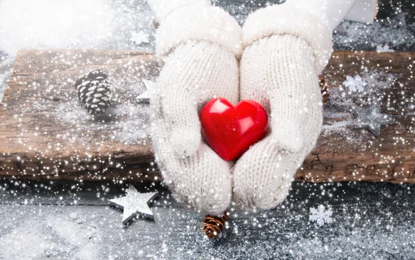 Modern Noel hediyesi kutular ambalaj. Elle Noel hediyesi. Kutlama kavramı