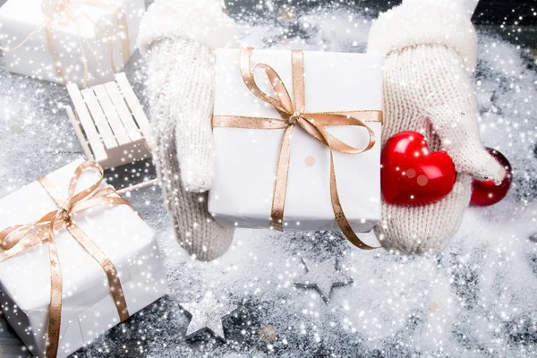 Embalaje Modernas Cajas Regalo Navidad Manos Con Regalo Navidad Concepto — Foto de Stock