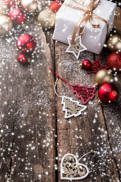 Kompozycja Świąteczna Ozdoba Świąteczna Ribbot Sosna Stożkowa Sosna Drewnianym Stole — Zdjęcie stockowe