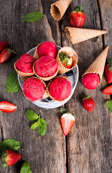 Palas Helado Cono Dulce Sobre Mesa Madera —  Fotos de Stock