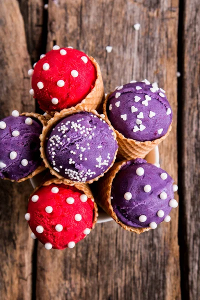 Eiskugeln Süßer Tüte Auf Holztisch — Stockfoto