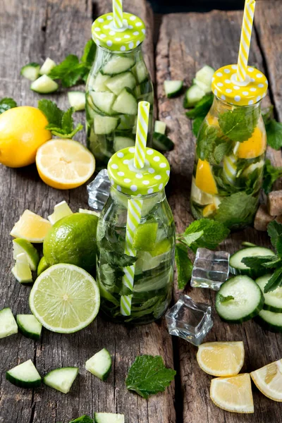 Glazen Limoen Citroen Soda Dranken Houten Achtergrond — Stockfoto