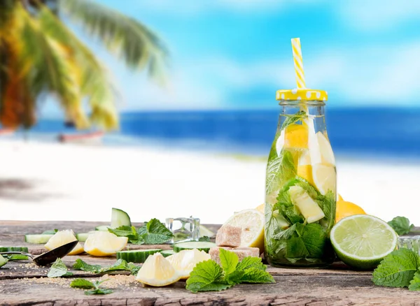 Yapımı Limon Salatalık Ahududu Limon Içecekleri Mojito Karışımı Yaz Konsepti — Stok fotoğraf