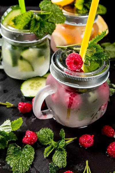 Hausgemachte Limetten Gurken Himbeeren Und Zitronengetränke Mojito Mix Sommerkonzept — Stockfoto