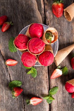 Tatlı koni içinde dondurma çilek kepçe. Dondurma