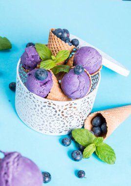 Dondurma kepçeleri, tatlı konide yaban mersini. Dondurma. Yaz konsepti