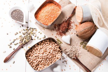 Sıfır atık aşçı aksesuarları, ahşap arka plan üzerinde