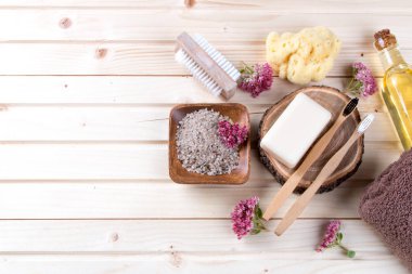 Sıfır atık banyo aksesuarları, doğal fırça, yağ, deniz tuzu, saç, diş fırçası, ahşap arka plan havlu