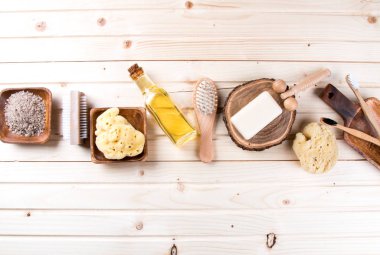 Sıfır atık banyo aksesuarları, doğal fırça, yağ, deniz tuzu, saç, diş fırçası, ahşap arka plan havlu