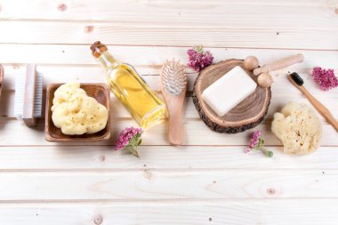 Sıfır atık banyo aksesuarları, doğal fırça, yağ, deniz tuzu, saç, diş fırçası, ahşap arka plan havlu