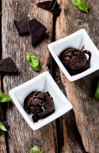 Eiskugeln Süßem Kegel Auf Holzballen Eisbecher Aus Schokolade — Stockfoto