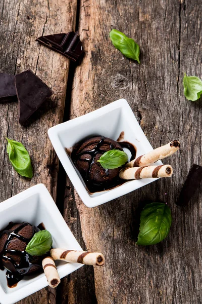 Eiskugeln Süßem Kegel Auf Holzballen Eisbecher Aus Schokolade — Stockfoto