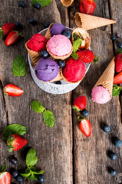 アイスクリームは甘いコーンでスクープ ラズベリー ブルーベリー イチゴミックススクープ サンデー 夏のコンセプト — ストック写真