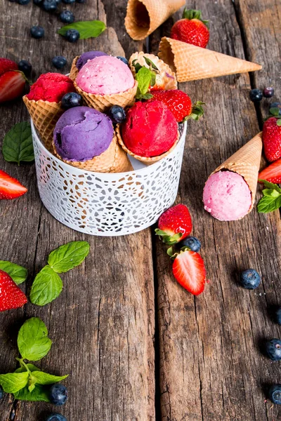 Ice Cream Scoops Sweet Cone Raspberry Blueberry Strawberry Mix Scoop — Stock Photo, Image