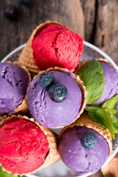 Krim Sendok Dalam Kerucut Manis Raspberry Blueberry Dan Sendok Stroberi — Stok Foto