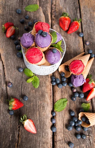 Palas Helado Cono Dulce Frambuesa Arándano Fresa Mezcla Cucharada Sundae —  Fotos de Stock