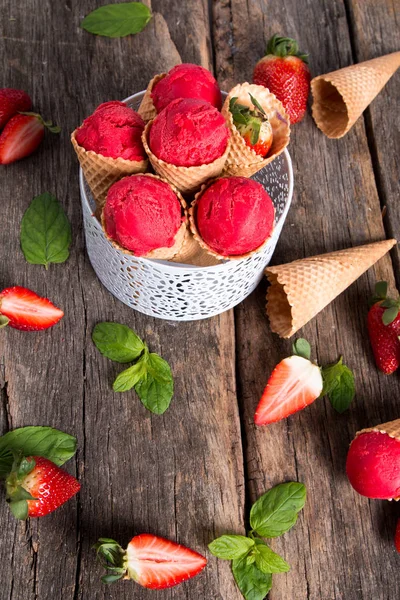 冰淇淋草莓勺在甜锥 — 图库照片
