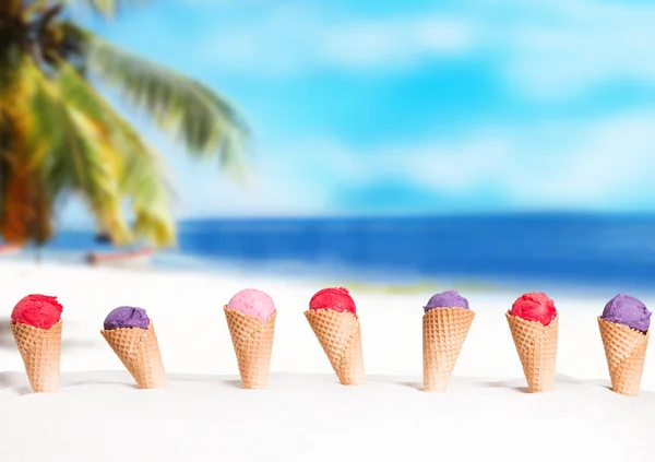 アイスクリームは甘いコーンでスクープ ラズベリー ブルーベリー イチゴミックススクープ サンデー 夏のコンセプト — ストック写真