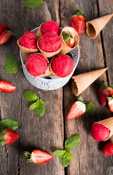 Ice Cream Strawberry Scoops Sweet Cone Sundae — Stock Photo, Image