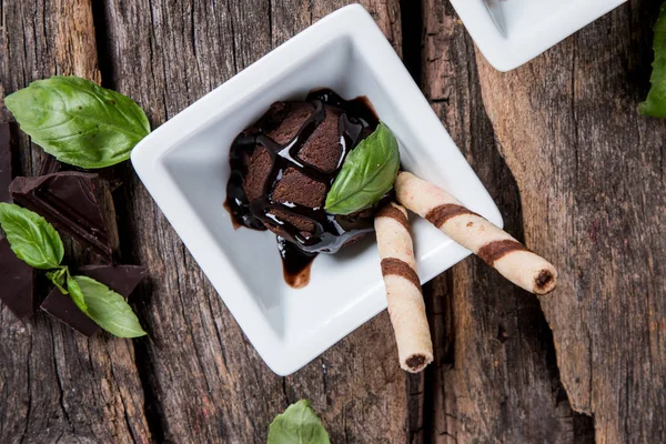 Eiskugeln Süßem Kegel Auf Holzballen Eisbecher Aus Schokolade — Stockfoto