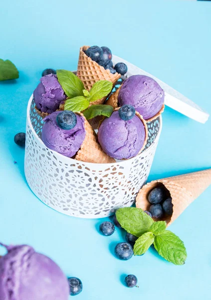 アイスクリームスクープ 甘いコーンのブルーベリー サンデー 夏のコンセプト — ストック写真