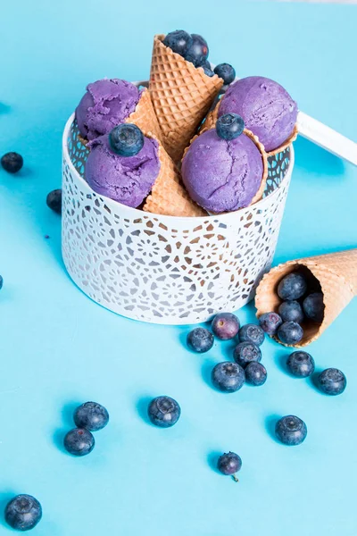 アイスクリームスクープ 甘いコーンのブルーベリー サンデー 夏のコンセプト — ストック写真