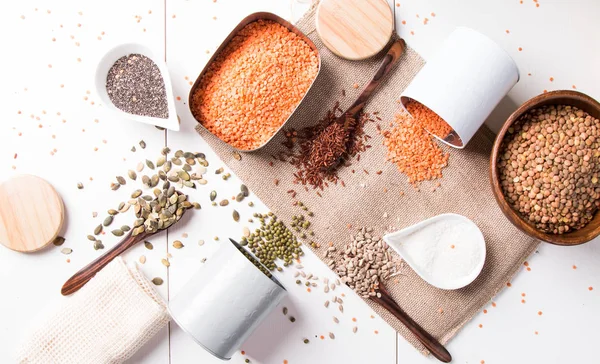 Sıfır atık banyo aksesuarları, doğal fırça, yağ, deniz tuzu, saç, diş fırçası, ahşap arka plan havlu. 