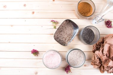 Sıfır atık aşçı aksesuarları, ahşap arka plan üzerinde