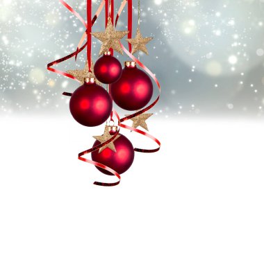 Beyaz arka planda noel kutlaması baloları ve metin için boş alan. 